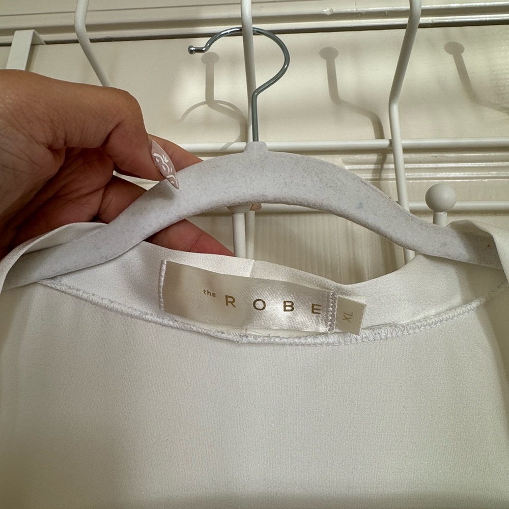 Chic Sheer White Robe - Picture 3 of 5